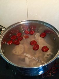 美味的莲藕排骨汤做法图解4)