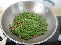 家常菜肉末炒豇豆做法图解10)