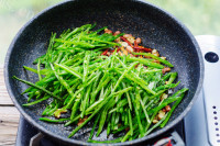 美味的花生炒扁豆丝做法图解5)