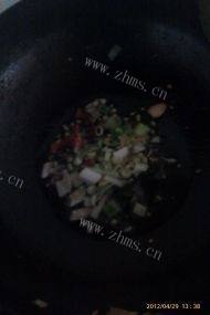 美味的炒鸡翅根做法图解5)