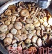 美味的五花肉炖寒菌做法图解1)