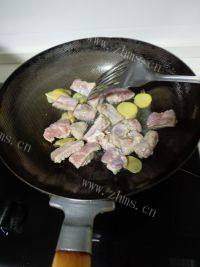 「美味可口」土豆烧排骨做法图解4)
