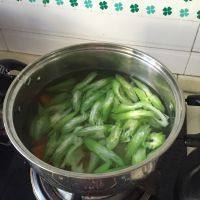 家常菜芹菜炒虾仁做法图解4)