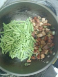 诱人的豆角炒肉做法图解4)