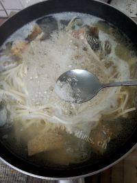 汤鲜味美鲜鱼汤面做法图解7)