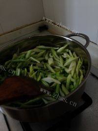 家常菜肉片炒芹菜做法图解3)