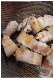 好吃的玫瑰腐乳红烧肉做法图解4)