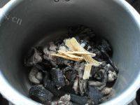 大补的红枣乌鸡汤做法图解6)