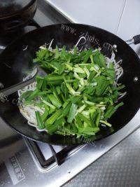 家常菜韭菜炒豆芽做法图解3)