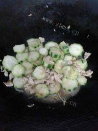 家常菜瘦肉炒丝瓜做法图解4)