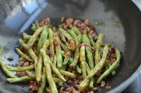 诱人的干煸豆角做法图解4)