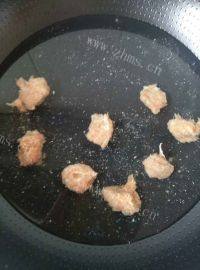 美味的青菜肉丸汤做法图解4)