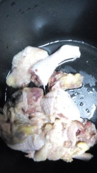 鲜香生姜煲鸡汤做法图解2)