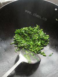 腊肠菜心炒饭做法图解7)