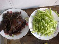 家常菜芹菜木耳炒肉做法图解2)