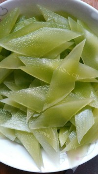 家常菜莴笋炒瘦肉做法图解1)