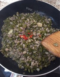 美味的酸豆角炒肉末做法图解7)
