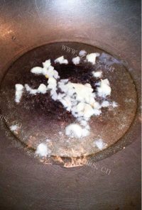 美味的蒜蓉西兰花做法图解4)