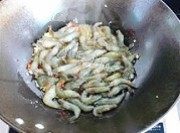 美味的辣炒河虾做法图解2)