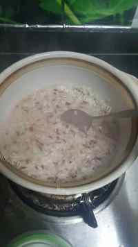 美味的腊肉煲仔饭做法图解7)
