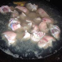 美味的黄豆炖猪脚做法图解2)