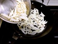 家常菜蚝油海鲜菇做法图解3)