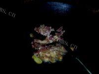 酥脆芹菜炒肉片做法图解4)