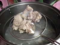 莲藕玉米排骨汤做法图解4)