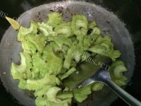 美味的豆豉苦瓜炒牛肉做法图解6)