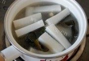 口感极佳的海带结萝卜排骨汤做法图解5)