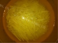 家常菜醋溜土豆丝做法图解2)