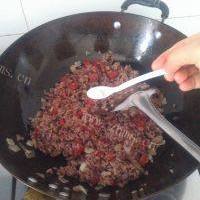 让人迷恋的洋葱腊肠紫米饭的做法图解九