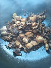 好吃的笋干烧肉做法图解6)