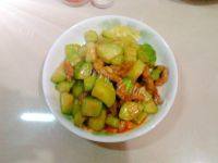 美味的丝瓜炒肉做法图解7)
