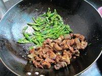 很有食欲的青椒炒羊肉做法图解7)