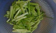 芹菜炒肉片做法图解2)