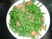 美味的长豆角炒肉做法图解8)