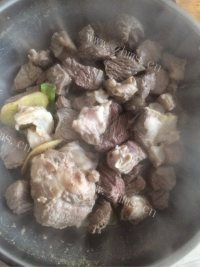 喷香的西红柿炖牛肉做法图解3)
