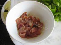 自己做的尖椒炒肉做法图解3)