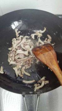 家常菜芹菜炒肉做法图解3)