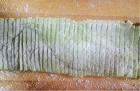 简易的菠菜面做法图解3)