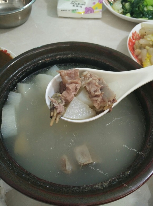 色香味俱全的白萝卜排骨汤