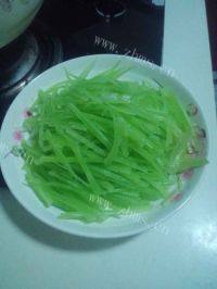 家常菜清炒莴笋丝做法图解1)