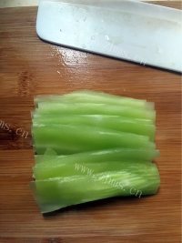 家常菜炒莴笋丝做法图解3)