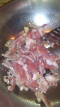 家常菜酸菜炒肉丝做法图解6)