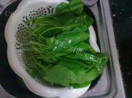 香糯的素炒菠菜做法图解3)