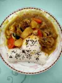 美味的咖喱鸡块饭