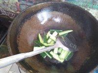 诱人的黄瓜炒猪肝做法图解5)