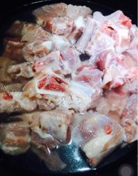 美味的排骨玉米汤做法图解1)