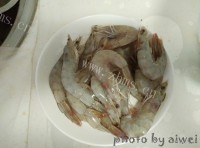 美味的蒜蓉虾做法图解2)